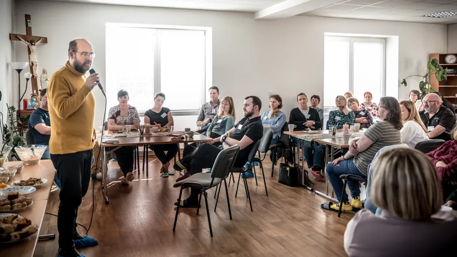 Seznámení s křesťanstvím. Se začátkem školního roku nabízí řada farností kurz Alfa
